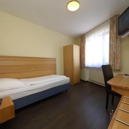 ピンガー ホテル 3*